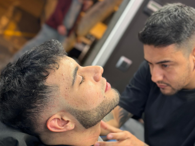 Marcado y alineado de barba - Why Not - Barbería en Barcelona: un servicio premium como tu te lo mereces. La barba es el plus necesario que un hombre necesita para su look, ya que nos da mucha personalidad y estilo.