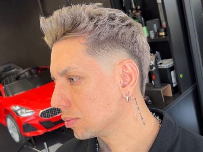 Barbería en Barcelona - Why Not. ¿Quieres renovar tu estilo con algo poco visto? Somos expertos en tinturas Platinadas, grises o colores fantasía. Nuestros coloristas aplican productos Schwarzkopf para lograr colores como rosa, azul, verde, rojo, platinado, dorado, etc.