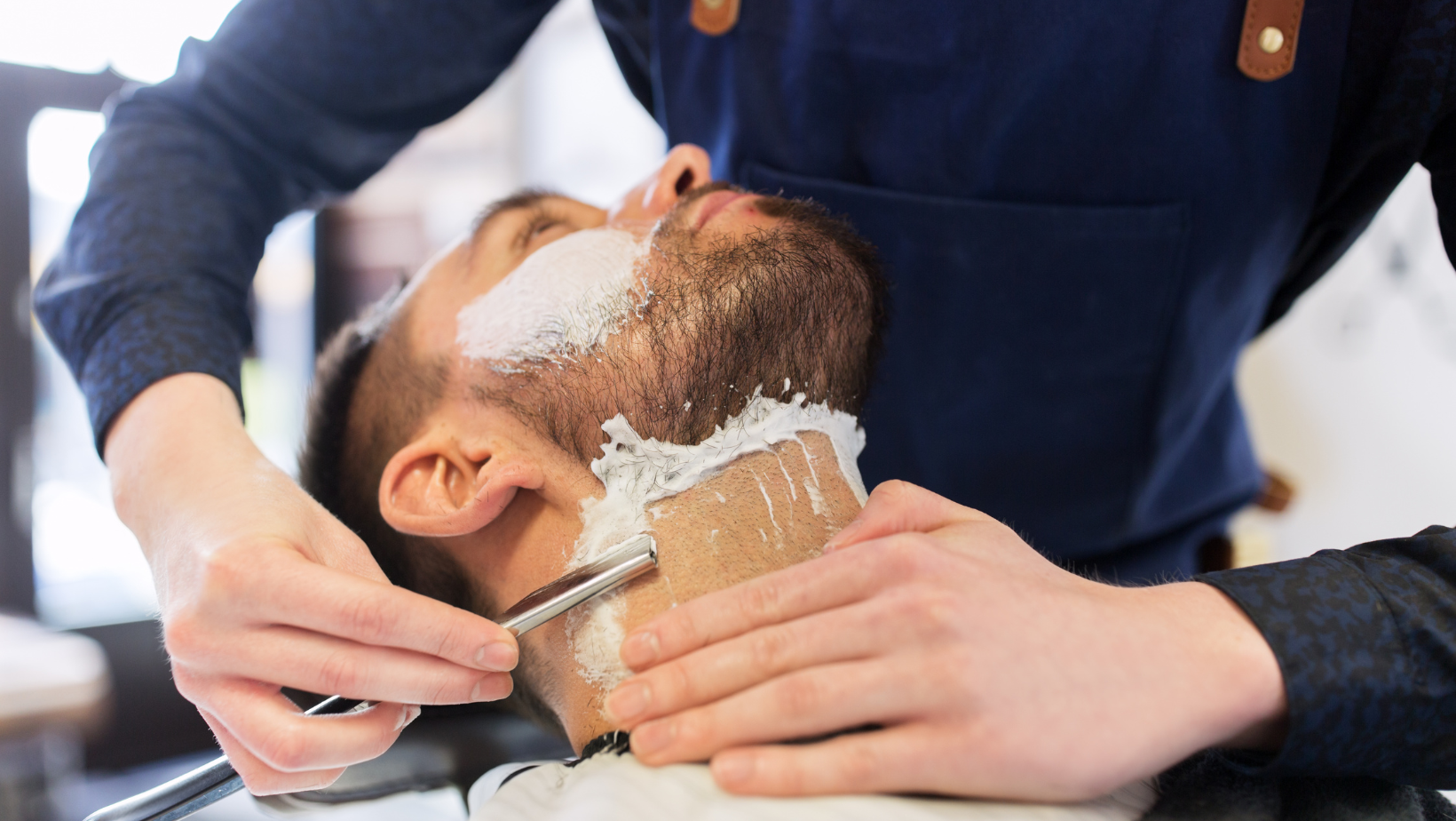 Marcado profesional de barba: nuestros barberos diseñan y marcan tu barba para darle mucha personalidad a tu estilo. Podrás optar por un degradado low, mid o high.