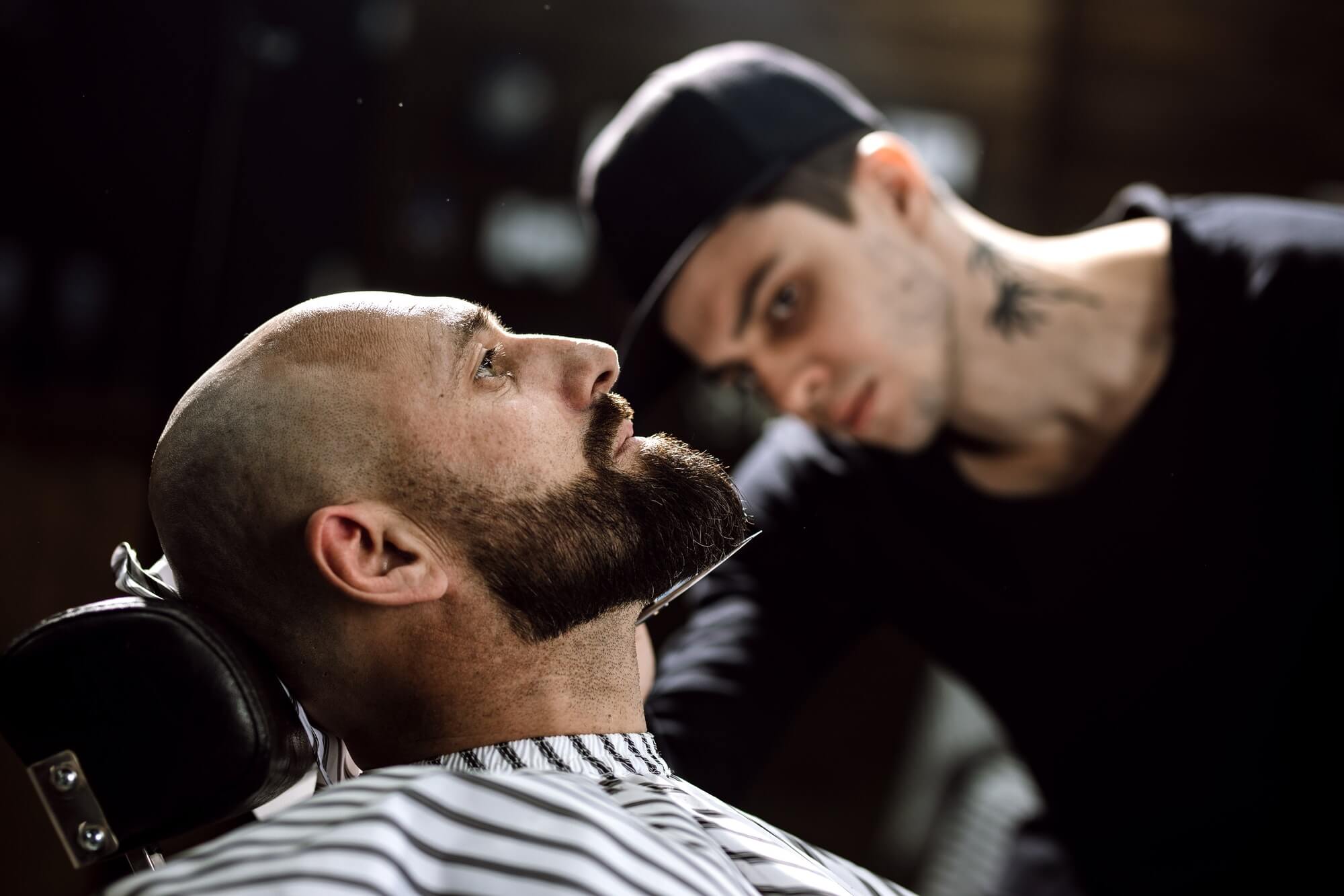 Barbería en Barcelona - Why Not. Marcado de barba profesional: low, mid y high fade, navajas y aplicación de productos de gama alta. Dejamos tu barba alineada según la fisonomía de tu rostro.