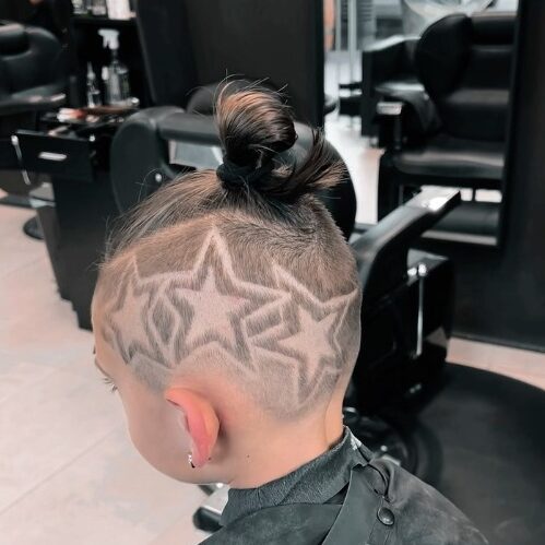 Diseños freestyle / Hair Tattoo​ - Why Not - Barbería en Barcelona: somos expertos en arttattoo, por lo que pueden innovar con unas líneas, estrellas, tribales, o cualquier otro diseño en tu cabello para que renueves tu look.