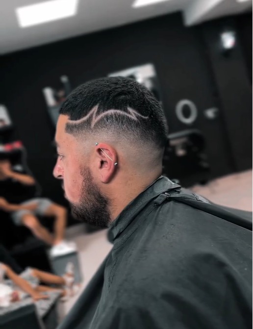 Diseños freestyle / Hair Tattoo​ - Why Not - Barbería en Barcelona: somos expertos en arttattoo, por lo que pueden innovar con unas líneas, estrellas, tribales, o cualquier otro diseño en tu cabello para que renueves tu look.