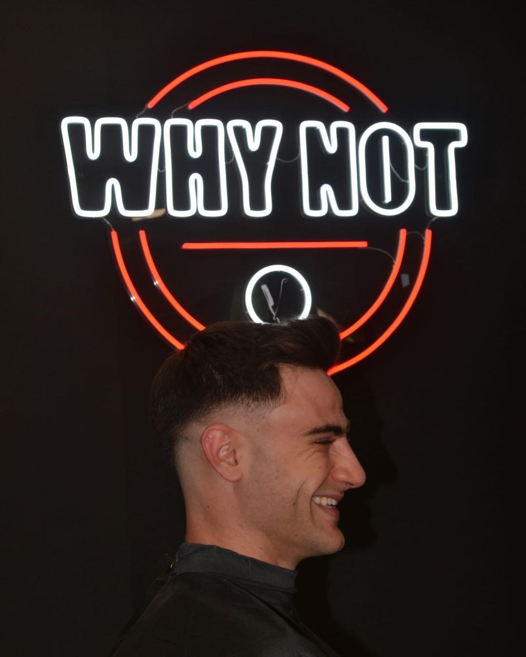 Corte Mid Fade - Why Not - Barbería en Barcelona: nuestros barberos expertos desarrollaron este corte en específico mediante el uso de dos herramientas de corte diferentes para crear el aspecto de degradado.