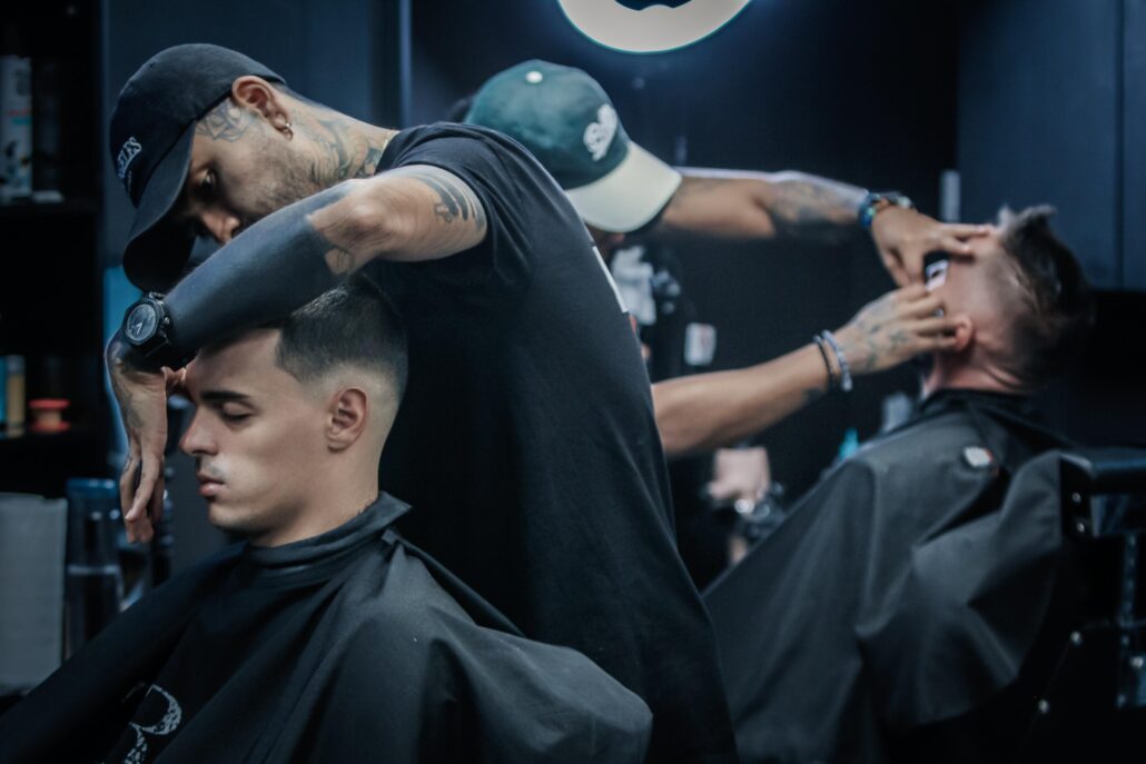 Why Not - Barbería en Barcelona. Un equipo de barberos profesionales en lograr un look de acuerdo a la fisonomía de tu rostro. Nos destacamos en cortes tipo low, mid y high fade, taper fade, french crop top, mullet y mohicano.