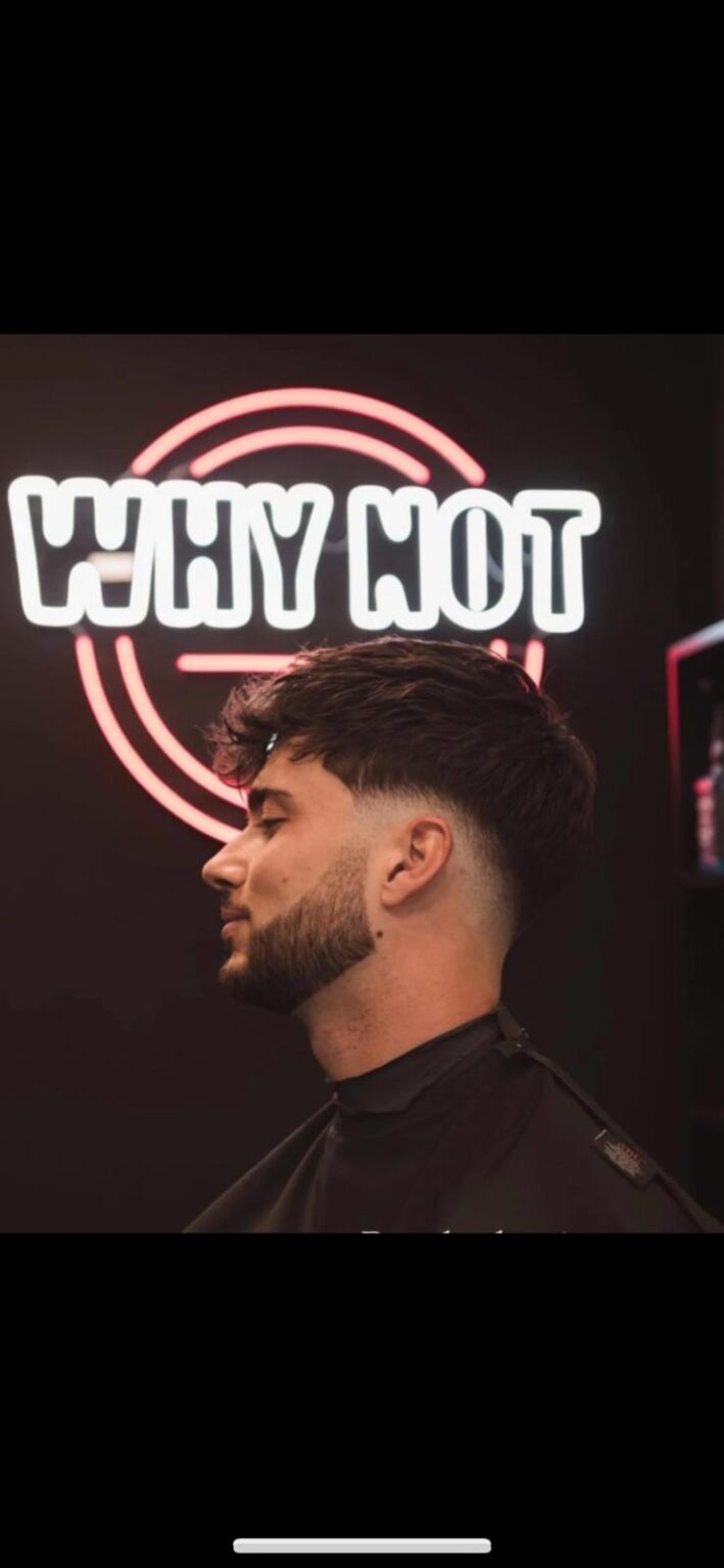 Corte Low Fade - Why Not - Barbería en Barcelona: estiliza el cuello al dejar las zonas laterales (zona temporal), las patillas y la nuca despejadas (zona occipital).