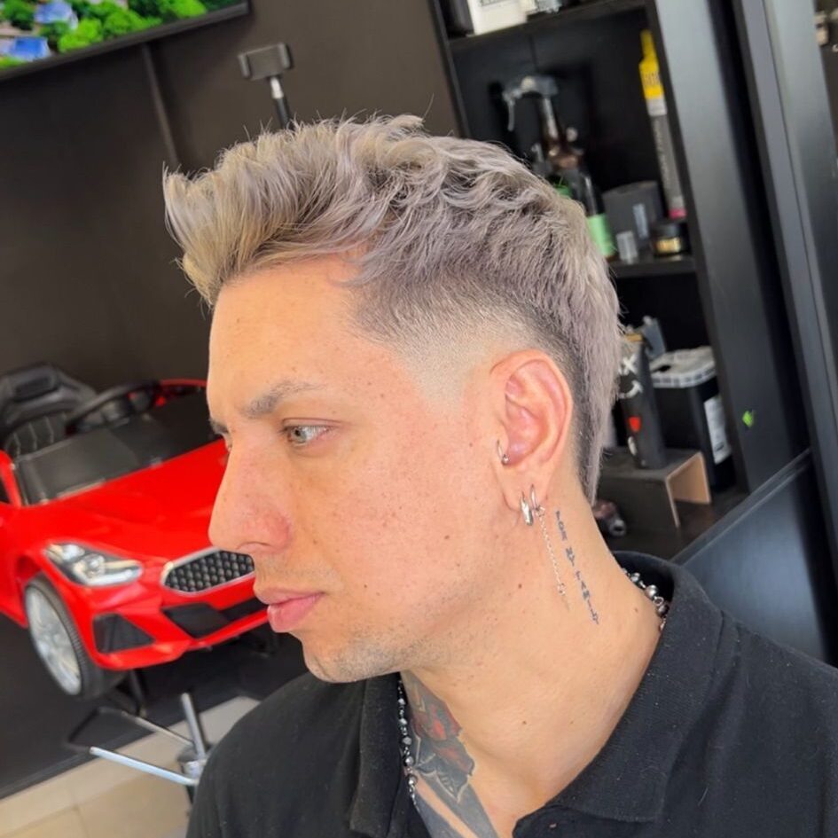 Barbería en Barcelona - Why Not. ¿Quieres renovar tu estilo con algo poco visto? Somos expertos en tinturas Platinadas, grises o colores fantasía. Nuestros coloristas aplican productos Schwarzkopf para lograr colores como rosa, azul, verde, rojo, platinado, dorado, etc.