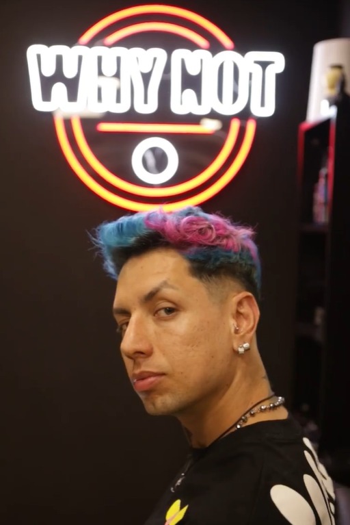 Barbería en Barcelona - Why Not. ¿Quieres renovar tu estilo con algo poco visto? Somos expertos en tinturas Platinadas, grises o colores fantasía. Nuestros coloristas aplican productos Schwarzkopf para lograr colores como rosa, azul, verde, rojo, platinado, dorado, etc.