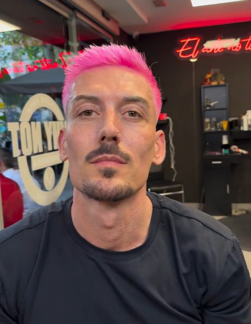 Barbería en Barcelona - Why Not. Tinturas Platinadas, grises o colores fantasía. Nuestros coloristas aplican productos Schwarzkopf para lograr colores como rosa, azul, verde, rojo, platinado, dorado, etc.