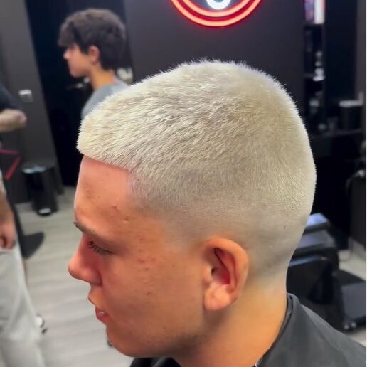 Barbería en Barcelona - Why Not. Tinturas Platinadas, grises o colores fantasía. Nuestros coloristas aplican productos Schwarzkopf para lograr colores como rosa, azul, verde, rojo, platinado, dorado, etc.