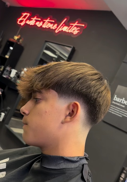 Corte Mid Fade - Why Not - Barbería en Barcelona: nuestros barberos expertos desarrollaron este corte en específico mediante el uso de dos herramientas de corte diferentes para crear el aspecto de degradado.