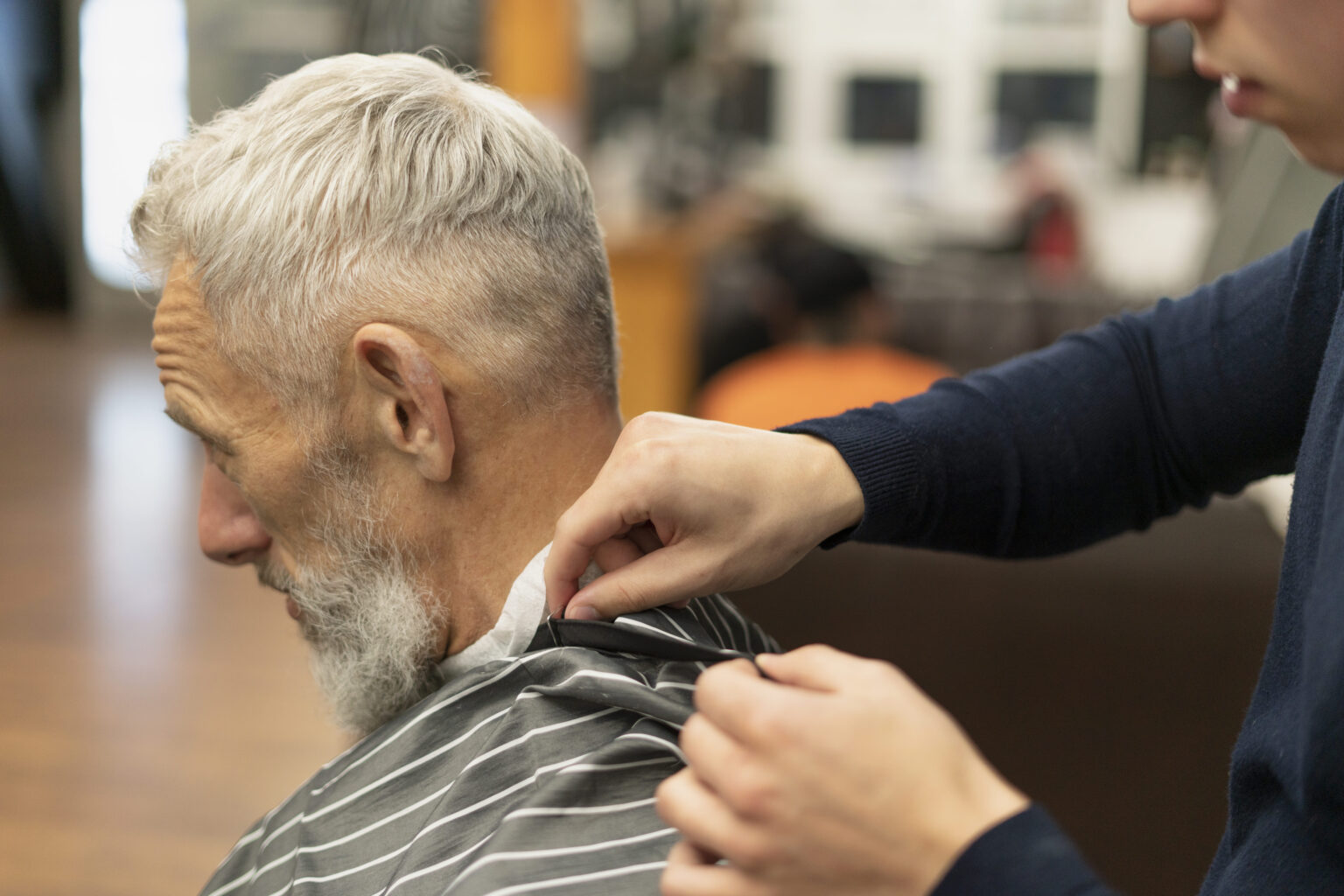 Why Not - Barbería en Barcelona - corte de jubilado: nuestros barberos profesionales son expertos en distintos tipos de cortes y peinados. Elige entre un peinado de los años '60, '80, Bob o peinado con secador.
