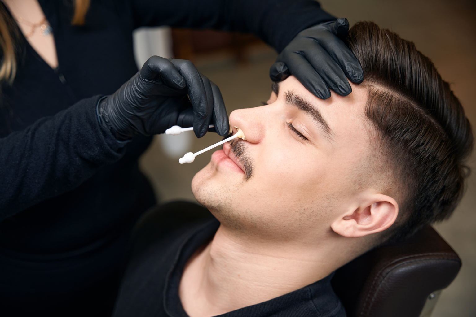 Why Not - Barbería en Barcelona. Depilacion con cera 1 zona: Puedes optar por cejas, frente, orejas, nariz, línea superior de la barba. Utilizamos productos de primera categoría.