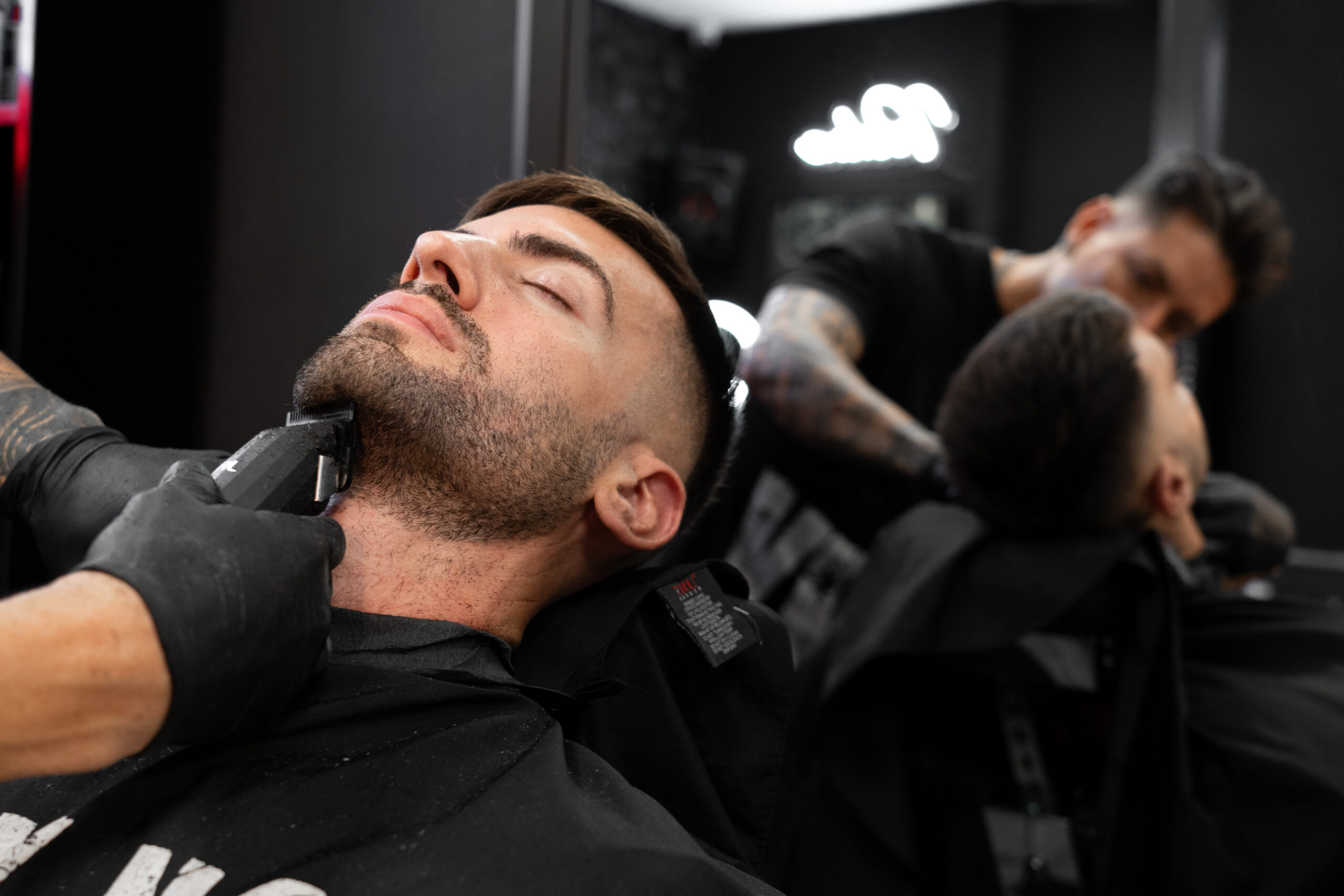 Marcado y alineado de barba - Why Not - Barbería en Barcelona: un servicio premium como tu te lo mereces. La barba es el plus necesario que un hombre necesita para su look, ya que nos da mucha personalidad y estilo.