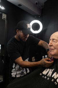 Why Not - Barbería en Barcelona - corte de jubilado: nuestros barberos profesionales son expertos en distintos tipos de cortes y peinados. Elige entre un peinado de los años '60, '80, Bob o peinado con secador.